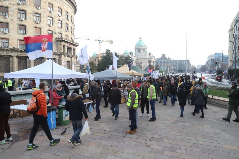 CIRKUS ŠAČICE BLOKADERA NA TRGU NIKOLE PAŠIĆA: Promotivni bazar haosa uz lažne ekologe i političke nalogodavce!
