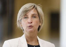 PLJUSNUO ŠAMAR ZA BLOKADERE DIREKTNO IZ BRISELA! Gledajte kako Piculina šefica javno hvali Vučića (VIDEO)