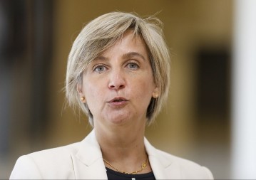 PLJUSNUO ŠAMAR ZA BLOKADERE DIREKTNO IZ BRISELA! Gledajte kako Piculina šefica javno hvali Vučića (VIDEO)