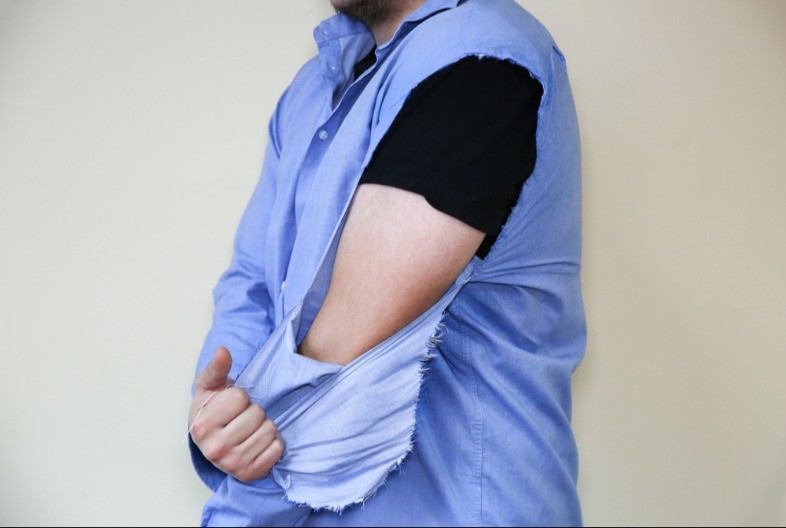 STARI NARODNI OBIČAJ KOJI I DANAS ŠOKIRA Evo zašto se muškarcima cepa majica prilikom rođenja deteta!