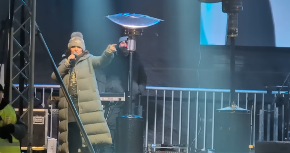 STRAVIČNO NASILJE BLOKADERA U ČAČKU SE NE ZABORAVLJA! Grudvama gađali pevačicu Anu Bekutu dok je pevala na bini