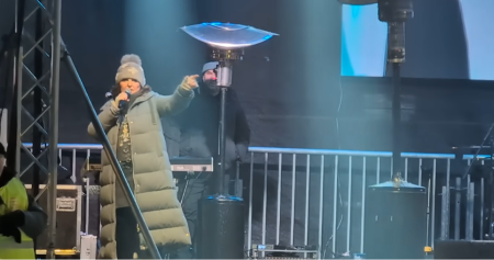 STRAVIČNO NASILJE BLOKADERA U ČAČKU SE NE ZABORAVLJA! Grudvama gađali pevačicu Anu Bekutu dok je pevala na bini