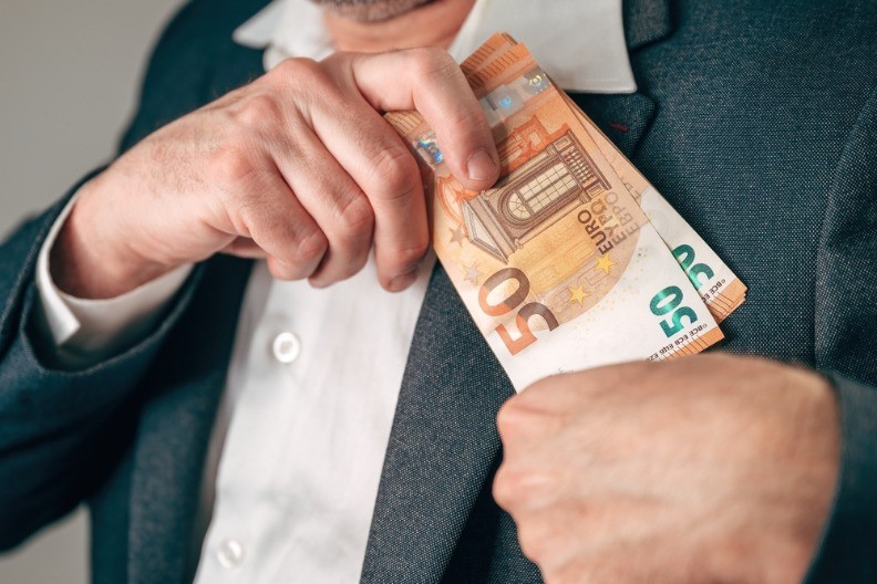 ZELENAŠI OPET VLADAJU CRNOM GOROM Dug od 1.000 evra prerasta u stotine hiljada, ljudi beže i dižu ruku na sebe