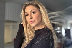 VODITELJKA "SLAGALICE" BLISTA Kristina Radenković u čistoj eleganciji na dodeli zlatnih medalja srpskim vaterpolistima! (FOTO)