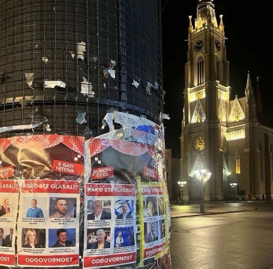 OBLEPILI PLAKATE U NOVOM SADU Evo kako blokaderi doživljavaju slobodu govora! 