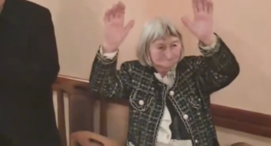 GODINE SU SAMO BROJ Baka Dara proslavila 90. rođendan - kolo igra kao DEVOJČICA (VIDEO)