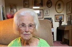 IMA 102 GODINE I KOŽU KAO DEVOJKA! Baka otkrila jeftinu tajnu protiv bora – police u radnjama već prazne