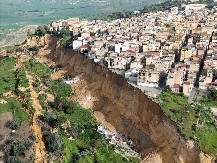 DRAMATIČNE SCENE NAKON SNAŽNE OLUJE! Delovi kuća padaju u provaliju visoku 25 METARA! (FOTO/VIDEO)