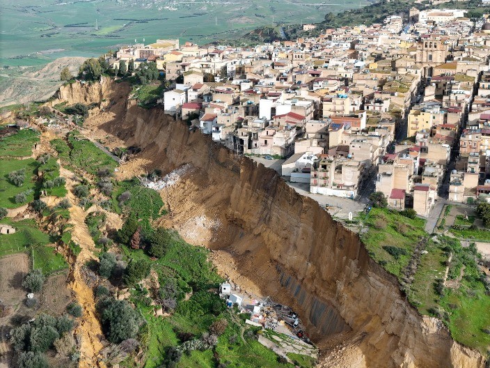 DRAMATIČNE SCENE NAKON SNAŽNE OLUJE! Delovi kuća padaju u provaliju visoku 25 METARA! (FOTO/VIDEO)