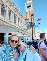 PEVAČ U 71. GODINI OŽENIO DEVOJKU OD 29 Imali su bajkovito venčanje, svi su im predviđali krah, a evo koliko dugo su već zajedno!