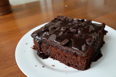 KOLAČ SA JABUKAMA I ČOKOLADOM Bez miksera, gotov za 20 minuta, topi se u ustima