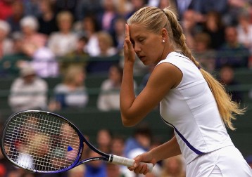 ZA NJOM SU UZDISALI MUŠKARCI ŠIROM PLANETE Jedna od najlepših teniserki ikada viđena u javnosti prvi put posle dve godine u invalidskim kolicima (FOTO)