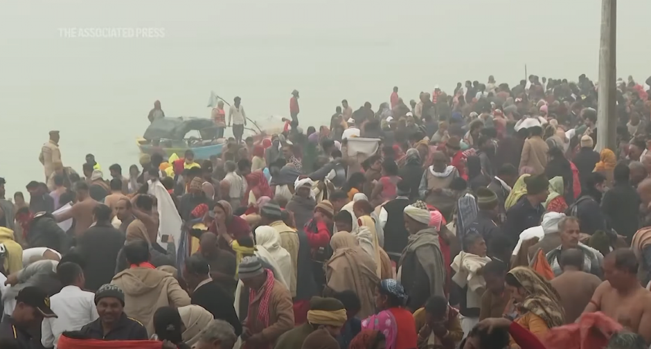 HTELI DA SE KUPAJU U "SVETOJ VODI" Desetine ljudi povređeno, nastao stampedo! (VIDEO)