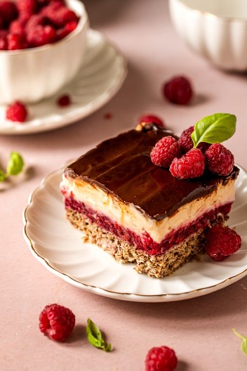 KAPRI KOLAČ SA MALINAMA Najkremastiji slatkiš na svetu, svi ga obožavaju!