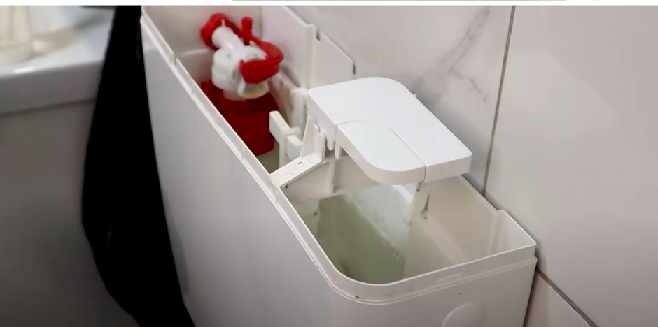 „VODOINSTALATER MI JE POKAZAO TRIK ZA ČIŠĆENJE KAMENCA I BUĐI“ Dragana sipa ovo u vodokotlić i wc šolja brzo zablista bez ribanja!