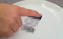 NIKAKO DA UKLONITE NALEPNICU? Ovaj trik će je odlepiti u jednom potezu, potrebne su samo 2 stvari koje svi imamo u fioci