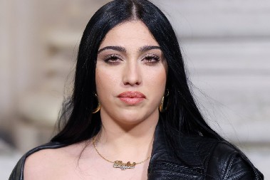 MADONINA ĆERKA PROŠETALA PARIZOM POTPUNO GOLA Raskopčala mantil i servirala svoje telo na tacni!