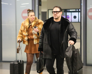 RIALDA DOTERALA LINIJU NAKON POROĐAJA! Na aerodromu ''Nikola Tesla'' pokazala koliko je smršala posle drugog stanja (FOTO)