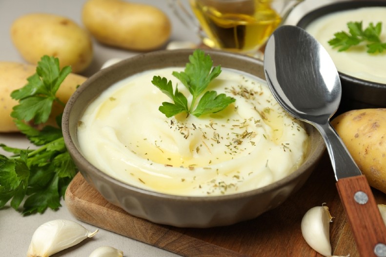 CEO ŽIVOT POGREŠNO PRAVITE PIRE I ZATO IMA GRUDVICE Kuvar otkriva da krompir ne treba da se kuva, samo tako će biti savršeno kremast!