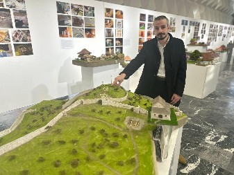 NAPRAVIO SCENE IZ "LEPOTE POROKA" I "KAMIONDŽIJA" Miša iz Čačka od 10 godine ima neobičan hobi