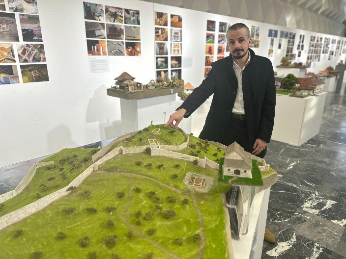 NAPRAVIO SCENE IZ "LEPOTE POROKA" I "KAMIONDŽIJA" Miša iz Čačka od 10 godine ima neobičan hobi