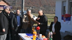 Predstavnici Srpske liste u Zubinom Potoku porodici Kovačević uručili ključeve nove kuće i obišli Dom zdravlja