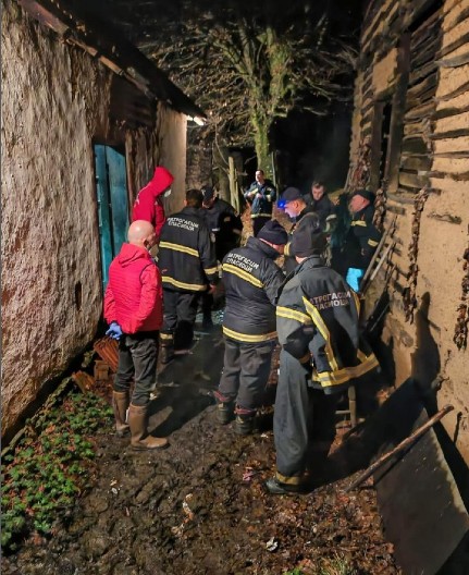 OVI HEROJI SU NA NOSILIMA NOSILI PACIJENTA 2,5 KM DO LEKARA Vatrogasci se odazvali na poziv Hitne pomoći