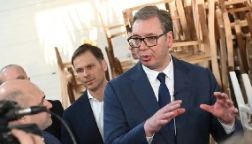 MORAMO DA PODSTIČEMO PRIVATNU INICIJATIVU Vučić posetio malu porodičnu kompaniju „Nameštaj Lika“ (FOTO)