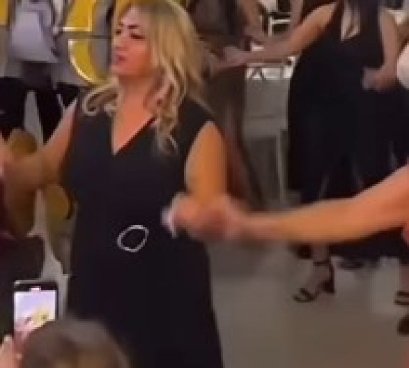 SNIMAK SA SRPSKE SVADBE LEDI KRV U ŽILAMA Ono što se pojavilo iza žene u crnoj haljini OSTAVILO JE NACIJU U NEVERICI – prvo šok, a onda URNEBES! (VIDEO)