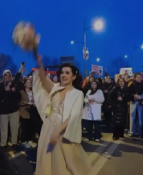 KAKVO NEPOŠTOVANJE ŽRTAVA I NJIHOVIH PORODICA! Tri meseca od pogibije 15 ljudi obeležava se bacanjem bidermajera?! (VIDEO)