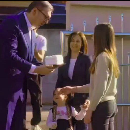 PREDSEDNIK VUČIĆ ČESTITAO ROĐENDAN MALOJ LENI Doneo joj tortu i razgovarao sa domaćinima (VIDEO)