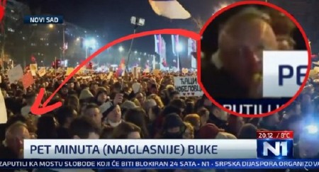 ĐON KAO OBRAZ! Na protestu u Novom Sadu i Bojan Pajtić - za vreme njegove vlasti stradalo 17 mladih ljudskih duša!