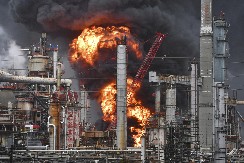 VATRA GUTA RAFINERIJU! Pojavile se prve fotografije užasa, 6 osoba povređeno! (FOTO)