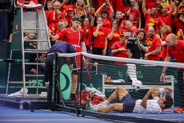 NESTVARNE SCENE Belgijanac uzeo brejk, pa tokom slavlja udario rivala, Čileanci nisu hteli da nastave duel (VIDEO)