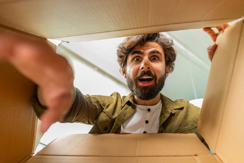 NARUČIO ALAT PREKO INTERNETA, PA DOŽIVEO NOĆNU MORU Kad je video šta je u kutiji, sledio se na mestu! (FOTO)