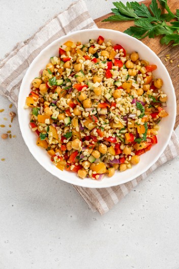 SALATA SA PEČENIM PAPRIKAMA, LEBLEBIJAMA I MINI MOCARELOM Dodajte malo bosiljka po ukusu i uživancija je zagarantovana