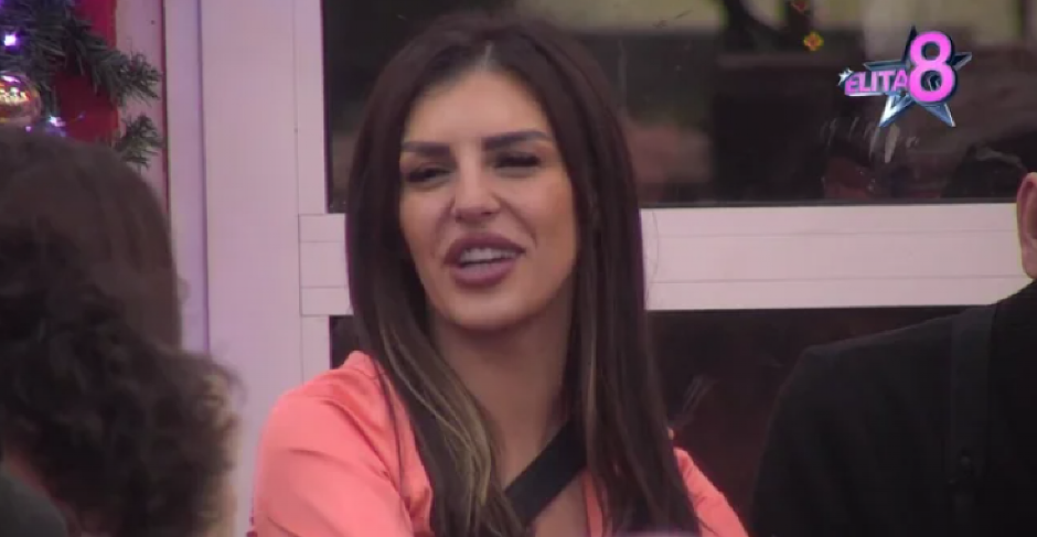 IZBACILA GRUDI, A FLAŠA U USTIMA! Skandalozna fotka Ene Čolić nakon noćnog provoda, javnost zgrožena! (FOTO)