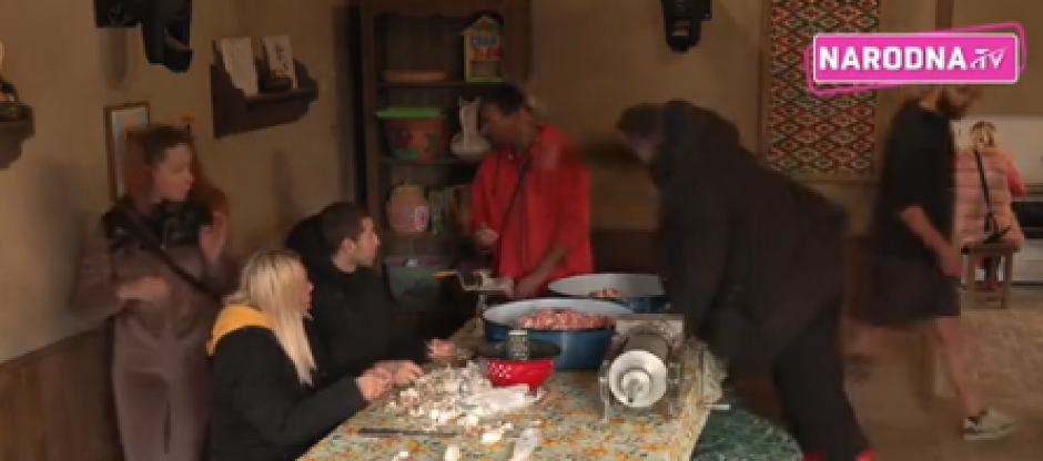 KRISTIJAN GOLUBOVIĆ URNISAO OD BATINA RIJALITI UČESNIKA Oborio ga na pod i nasrnuo na njega, haos u Lisovićima (VIDEO)