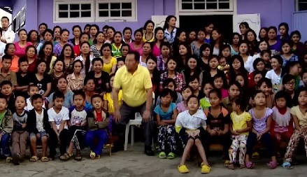 VOĐA VERSKE SEKTE JE IMAO PREKO 35 ŽENA I 80 DECE Živeli su kao u vojsci, jedno pravilo će vas posebno šokirati! (VIDEO)