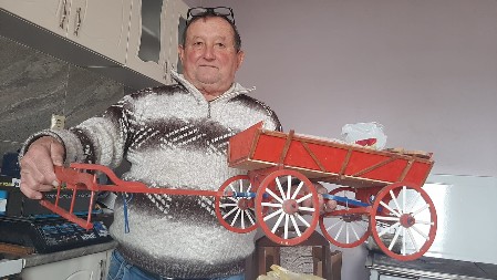 "VOLEO BIH DA NEKO NASTAVI OVAJ POSAO KADA ME NE BUDE, ALI DANAŠNJA OMLADINA SAMO GLEDA U TELEFON" Deda Zlatko iz okoline Topole čuva stari zanat od zaborava