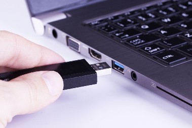 DREČAVA BOJA USB PORTA NIJE ZBOG DIZAJNA Veoma je važno koju boju uzimate