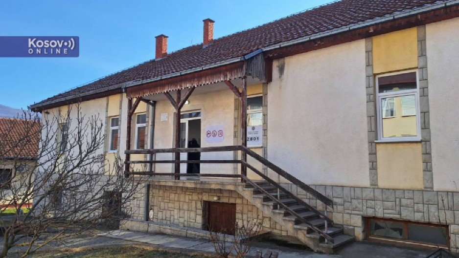 NOVI SKANDAL NA KIM Skinuta zastava Srbije sa OŠ „Jovan Cvijić“ u Zubinom Potoku