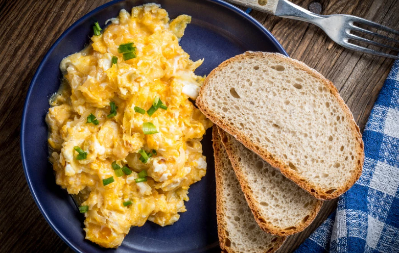 KUVAR KRALJICE ELIZABETE OTKRIO RECEPT ZA NJENU KAJGANU Dodavao je u jaja 2 tajna sastojka koji su joj davali poseban šmek