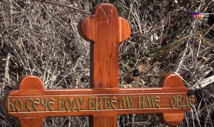 MEŠTANI SELA ZABOLI KRST U ZEMLJU, A UMESTO IMENA NAPISALI PORUKU! Evo kome je namenjen, sve pokrenuo rat za vodu (VIDEO)