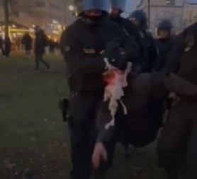 "NEMAČKA DEMOKRATIJA" Evo kako policija u Berlinu rešava kada neko blokira ulice (VIDEO)