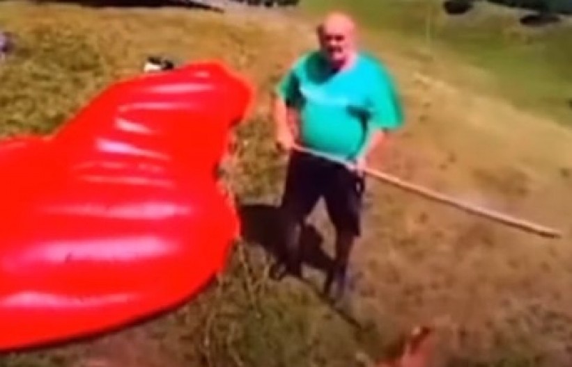 ''KAD SLETIŠ NA BALKANSKU LIVADU'' Padobranac se spustio na pogrešno mesto i umalo dobio batine, hit snimak zapalio region! (VIDEO)