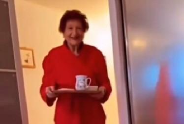 GOSPOĐO, JEL SMO MI TO NOĆAS? Momak se urnisao od alkohola pa se probudio kod babe u krevetu, ljudi plaču od smeha! (VIDEO)