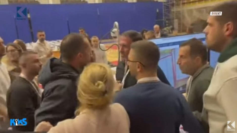 OPŠTA TUČA U PRIŠTINI Albanci se dohvatili za guše tokom brojanja glasova