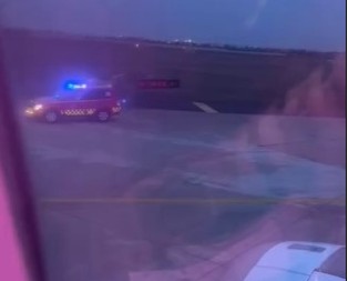 AU, KAKAV HAOS U AVIONU, MAJKO MILA Putnik prebio stjuardesu, a onda se zaleteo i uradio nešto neverovatno, kamera sve zabeležila!