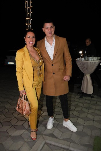 LUKSUZNI DOM ZLATE PETROVIĆ Pevačica uhvaćena u kućnom izdanju, na sred dnevne sobe kristalni luster! (FOTO)